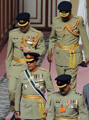 Pakistani army chief General Ashfaq Pervez Kayani (2L) arrives to attend the Independence Day ceremony in Islamabad on August 14, 2008