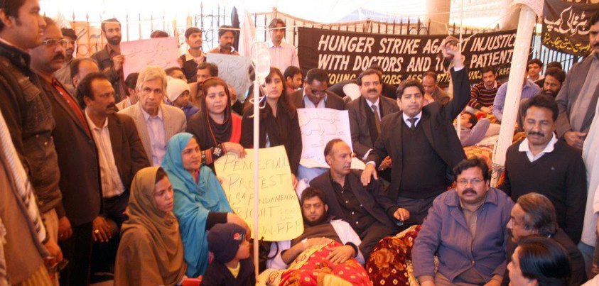 PPP-Human Right Wing Punjab visited YDA in Services Hospital Lahore also showed solidarity. (Asif Khan (President PPP-HRW, Bushra Malik Gen. Sec,, Shahzadi Tauseef Cheema(Legal Advisor) Khawar Khatana Advocate Supreme Court, Asad Mahmood, (legal advisor) Naseer Ahmed pres LHR, Javed Hashmi (pres Bhakher) PLF lawyers, other HRW members and Young Doctors from Services Hospital) 