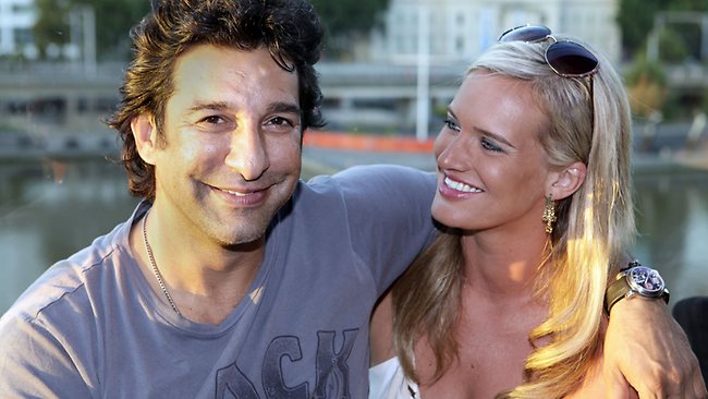 Waseem-Akram-Marrie-with-Australian-women-pictures