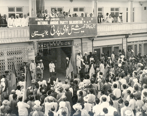 baloch-nationalist-politicians-on-balcony-of-national-awami-party-headquarters-in-quetta-1970s-590-468