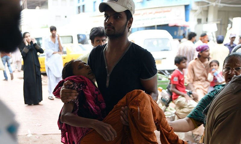 A man carrying a heatwave victim to a Karachi hospital. Source AFP