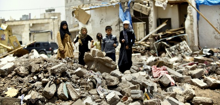 Yemeni-children-stand-in-rubble-702x336