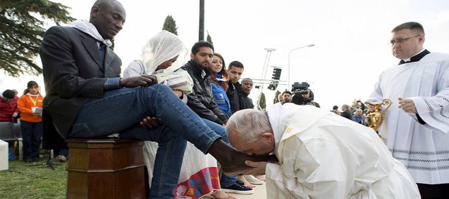 pope-kissing-feet-Laaltain-890x395_c