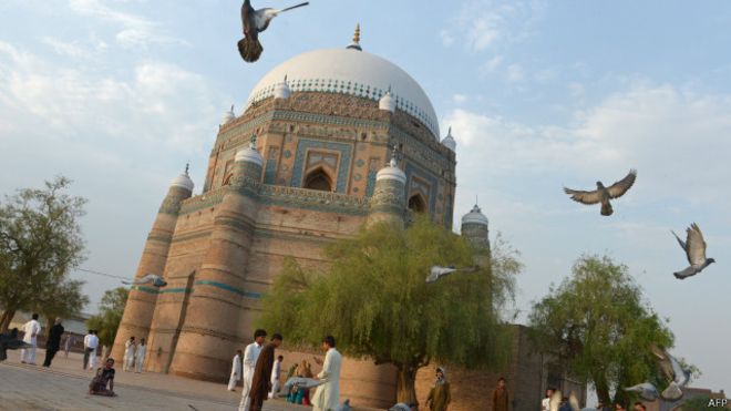 141013194818_multan_bahuddin_zakaria_shrine_640x360_afp