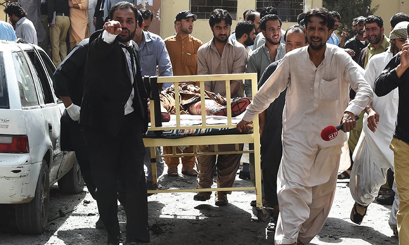 Pakistani lawyers and local media personnel carry a bed to move the body of a news cameraman after a bomb explosion at a government hospital premises in Quetta on August 8, 2016. At least 35 people were killed and dozens more wounded after a blast at a major hospital in the Pakistani city of Quetta, an AFP reporter and officials said, with fears the toll could rise. / AFP PHOTO / BANARAS KHAN