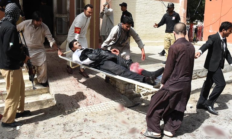 Pakistani volunteers use a stretcher to move an injured lawyer after a bomb explosion at a government hospital premises in Quetta on August 8, 2016. At least 20 people have been killed after a bomb went off at a major hospital in the southwest Pakistani city of Quetta, an AFP reporter and officials said, with fears the death toll could rise. / AFP PHOTO / BANARAS KHAN